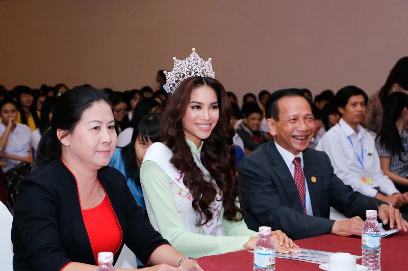 Hoa hậu Hoàn vũ Phạm Hương về thăm trường ảnh 6 Hoa hậu Hoàn vũ Phạm Hương về thăm trường ảnh 6