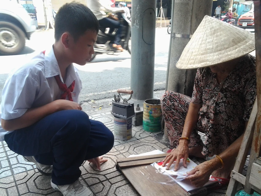 Cụ bà 75 tuổi và nghề ép giấy bằng bàn ủi con gà ảnh 10 Cụ bà 75 tuổi và nghề ép giấy bằng bàn ủi con gà ảnh 10