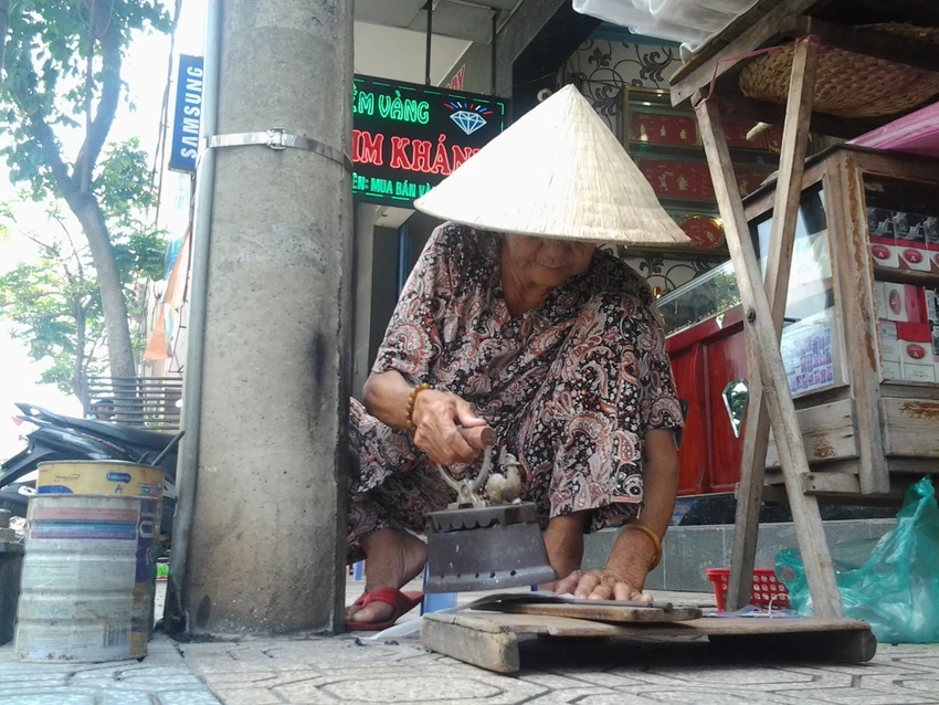 Cụ bà 75 tuổi và nghề ép giấy bằng bàn ủi con gà ảnh 1 Cụ bà 75 tuổi và nghề ép giấy bằng bàn ủi con gà ảnh 1