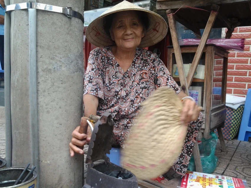 Cụ bà 75 tuổi và nghề ép giấy bằng bàn ủi con gà ảnh 4 Cụ bà 75 tuổi và nghề ép giấy bằng bàn ủi con gà ảnh 4