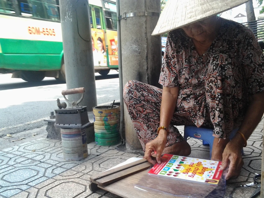Cụ bà 75 tuổi và nghề ép giấy bằng bàn ủi con gà ảnh 7 Cụ bà 75 tuổi và nghề ép giấy bằng bàn ủi con gà ảnh 7