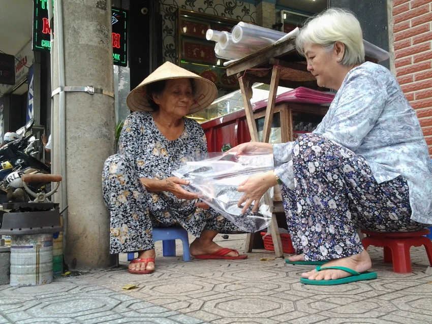 Cụ bà 75 tuổi và nghề ép giấy bằng bàn ủi con gà ảnh 9 Cụ bà 75 tuổi và nghề ép giấy bằng bàn ủi con gà ảnh 9