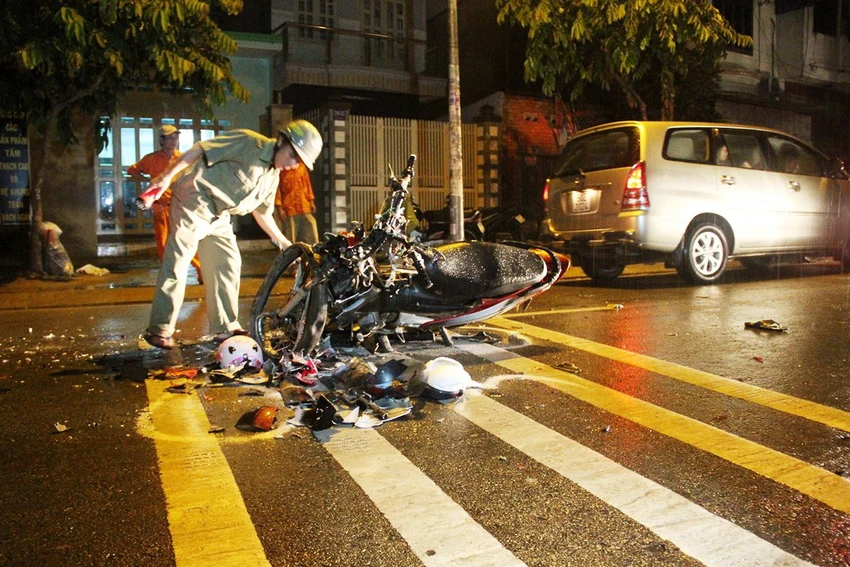 Ba người bị thương, hai xe máy nát sau cú tông trực diện ảnh 3 Ba người bị thương, hai xe máy nát sau cú tông trực diện ảnh 3