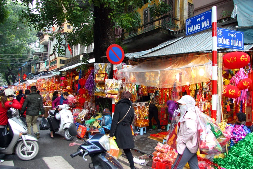 Nhộn nhịp phố Hàng Mã trước ngày đưa ông Táo về trời ảnh 2 Nhộn nhịp phố Hàng Mã trước ngày đưa ông Táo về trời ảnh 2
