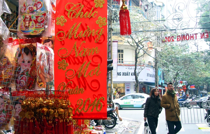 Nhộn nhịp phố Hàng Mã trước ngày đưa ông Táo về trời ảnh 5 Nhộn nhịp phố Hàng Mã trước ngày đưa ông Táo về trời ảnh 5