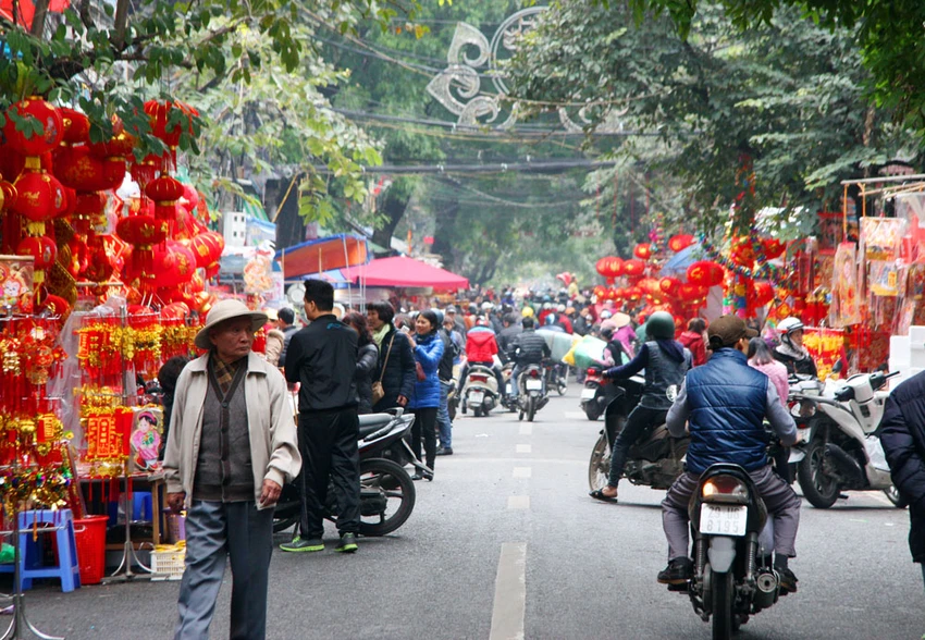 Nhộn nhịp phố Hàng Mã trước ngày đưa ông Táo về trời ảnh 8 Nhộn nhịp phố Hàng Mã trước ngày đưa ông Táo về trời ảnh 8