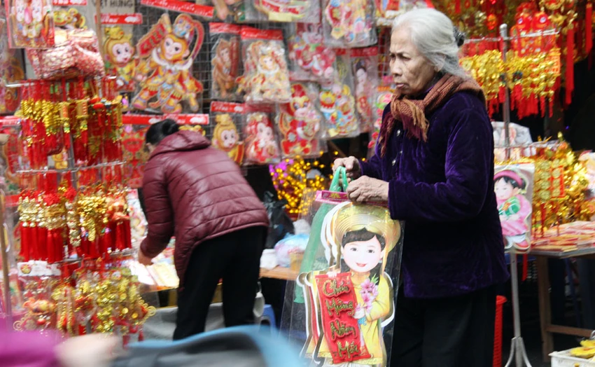 Nhộn nhịp phố Hàng Mã trước ngày đưa ông Táo về trời ảnh 9 Nhộn nhịp phố Hàng Mã trước ngày đưa ông Táo về trời ảnh 9
