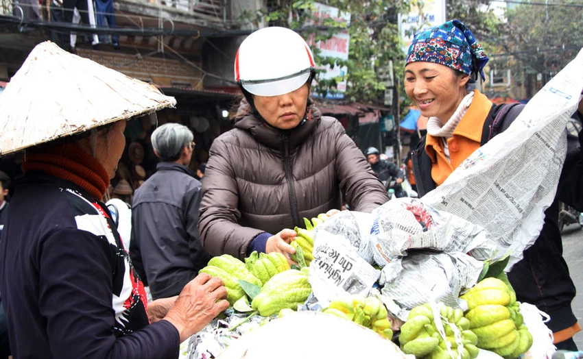 Nhộn nhịp phố Hàng Mã trước ngày đưa ông Táo về trời ảnh 12 Nhộn nhịp phố Hàng Mã trước ngày đưa ông Táo về trời ảnh 12