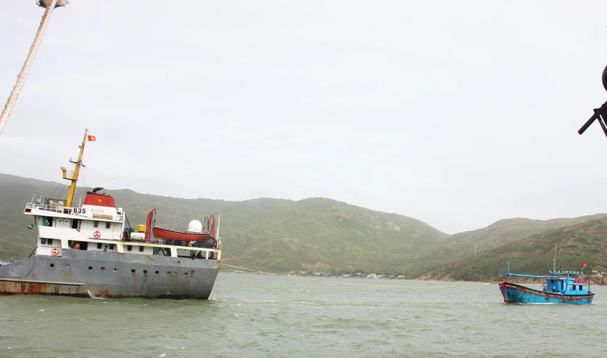 Tàu Hải quân cứu năm ngư dân bị nạn ở Hoàng Sa ảnh 1 Tàu Hải quân cứu năm ngư dân bị nạn ở Hoàng Sa ảnh 1