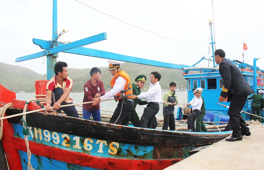 Tàu Hải quân cứu năm ngư dân bị nạn ở Hoàng Sa ảnh 2 Tàu Hải quân cứu năm ngư dân bị nạn ở Hoàng Sa ảnh 2