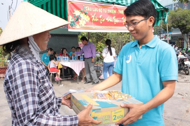 Tặng thịt kho, bánh mứt cho người nghèo đón Tết ảnh 3 Tặng thịt kho, bánh mứt cho người nghèo đón Tết ảnh 3