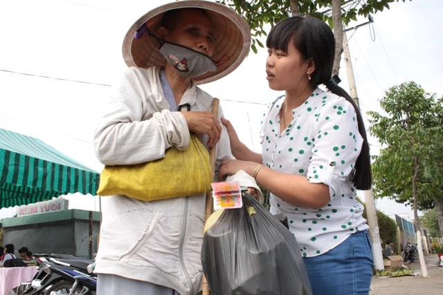 Tặng thịt kho, bánh mứt cho người nghèo đón Tết ảnh 5 Tặng thịt kho, bánh mứt cho người nghèo đón Tết ảnh 5