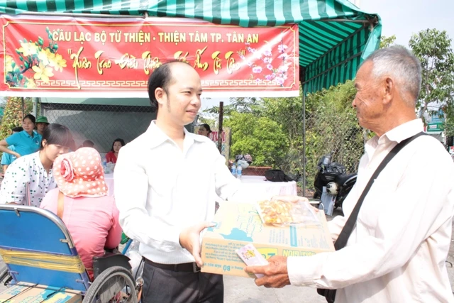 Tặng thịt kho, bánh mứt cho người nghèo đón Tết ảnh 4 Tặng thịt kho, bánh mứt cho người nghèo đón Tết ảnh 4
