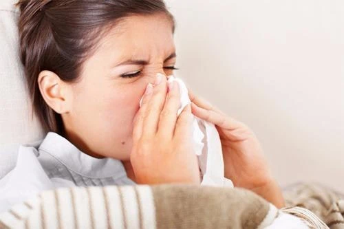 Bị cảm cúm, cảm lạnh cũng là nguyên nhân làm mắt bị đỏ