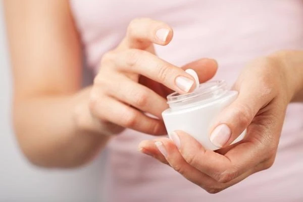 Việc bôi kem chống lão hóa cũng có thể làm da nhạy cảm hơn khi ra nắng.