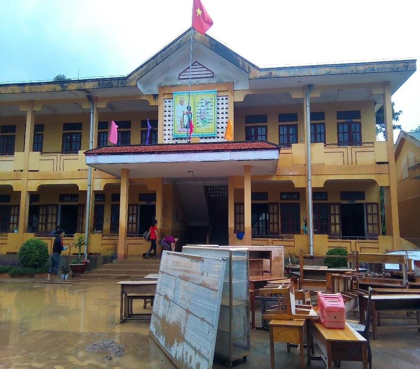 Giáo viên học sinh vùng lũ Quảng Bình hối hả dọn trường ảnh 5 bàn ghế hư hỏng