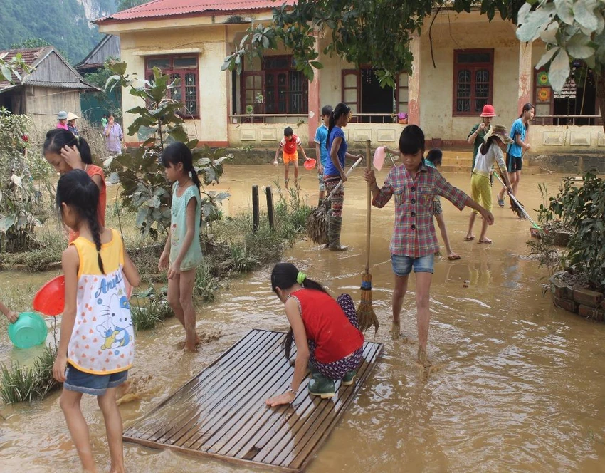 Giáo viên học sinh vùng lũ Quảng Bình hối hả dọn trường ảnh 2 học sinh dọn trường