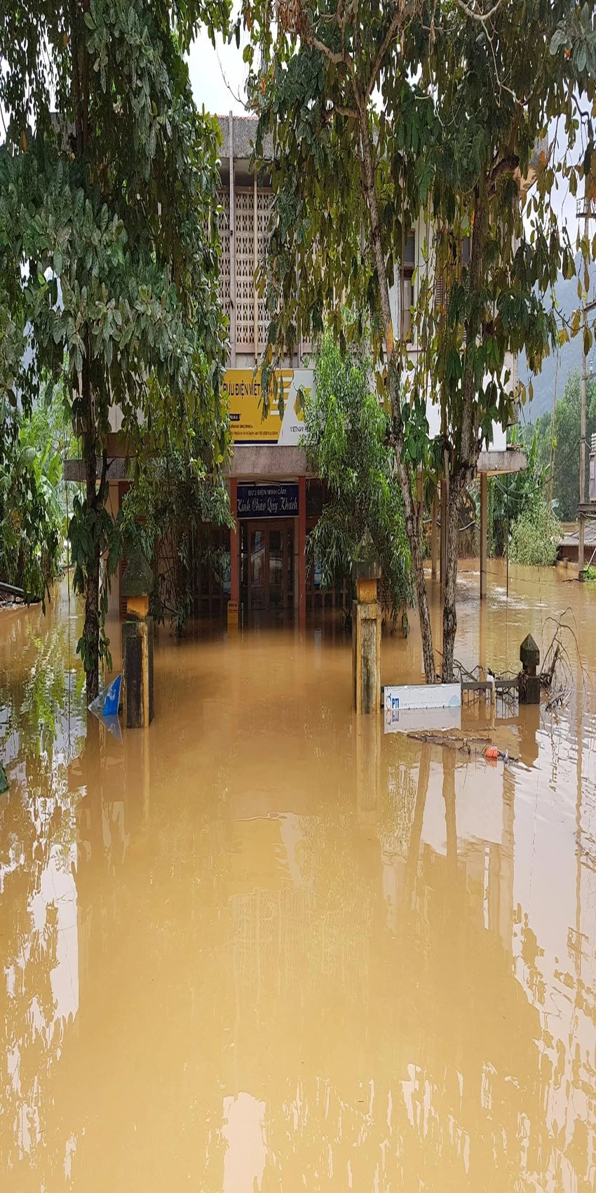 Quảng Bình: Lũ lớn hàng ngàn hộ dân ngập nặng ảnh 4 Bưu điện Phong Hóa trong biển nước.