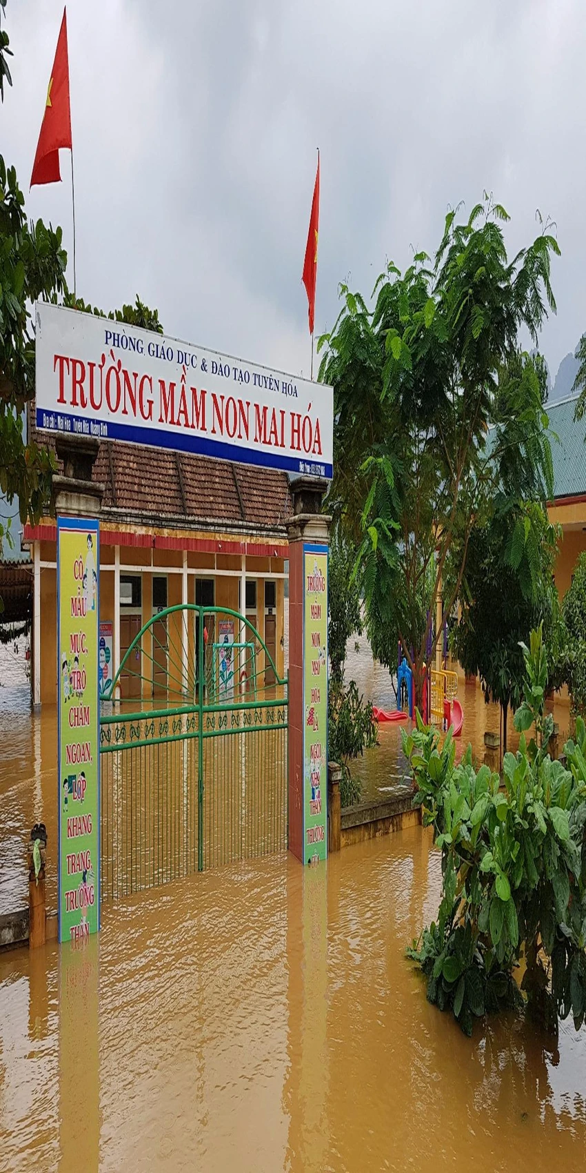 Quảng Bình: Lũ lớn hàng ngàn hộ dân ngập nặng ảnh 5 Trường mầm non Mai Hóa đã xây nơi cao vẫn bị lũ cô lập