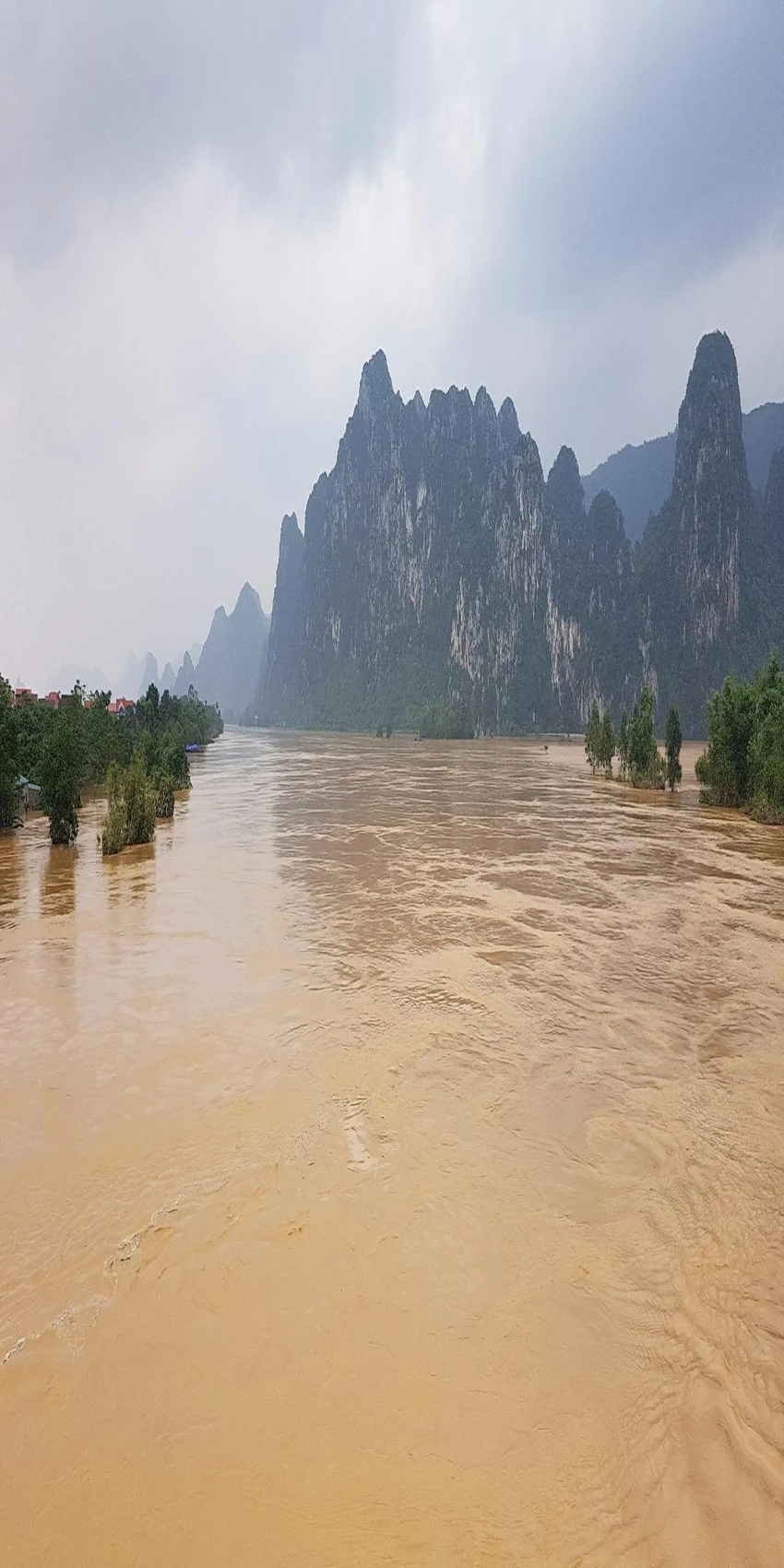 Quảng Bình: Lũ lớn hàng ngàn hộ dân ngập nặng ảnh 8 Thượng nguồn sông Gianh lũ lớn.