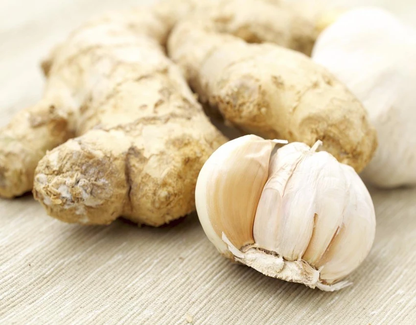 ác loại gia vị như tỏi, nghệ, gừng... có chứa nhiều chất chống sưng viêm