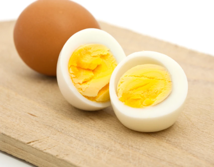 Trứng giàu protein và vitamin B, tăng sản xuất cholesterol tốt.