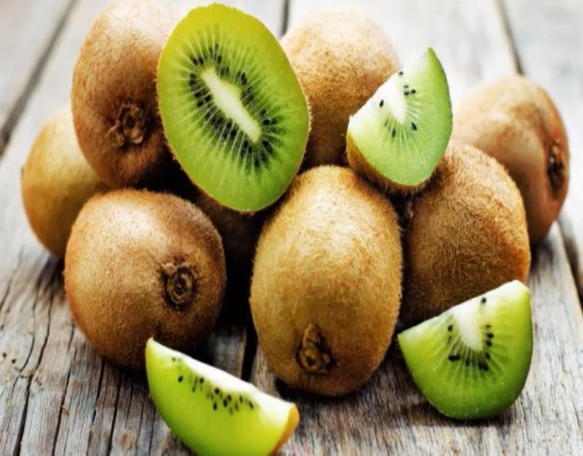 Kiwi chứa nhiều vitamin C, giúp cơ thể sản sinh collagen