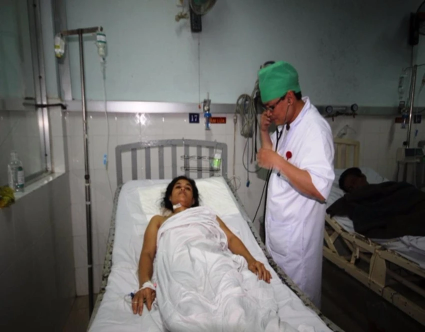 Bệnh nhân bị chứng thoát quản mô toàn thân đang điều trị tại bệnh viện. 