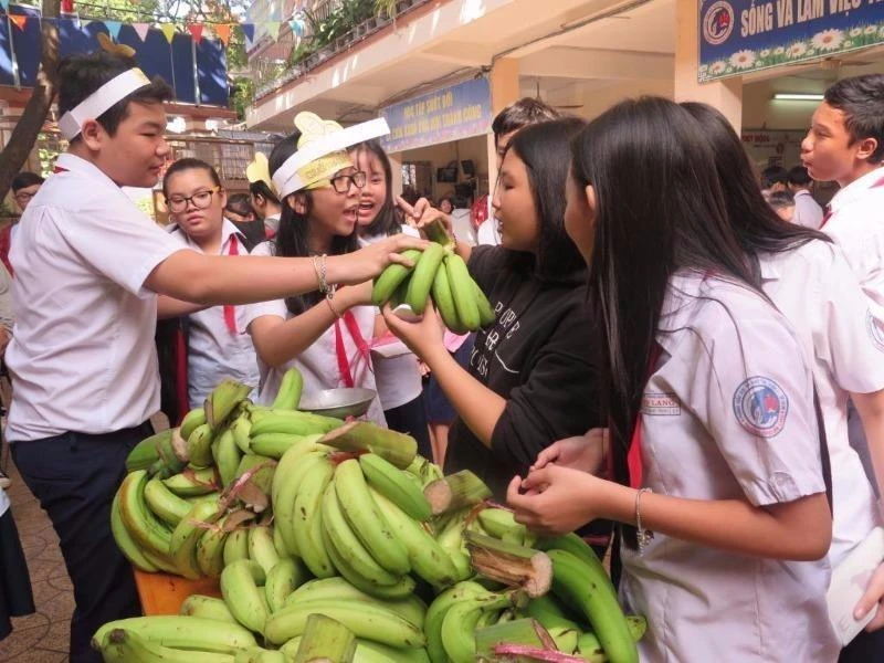 Khách hành HS cũng nhiệt tình ủng hộ khá đông. 