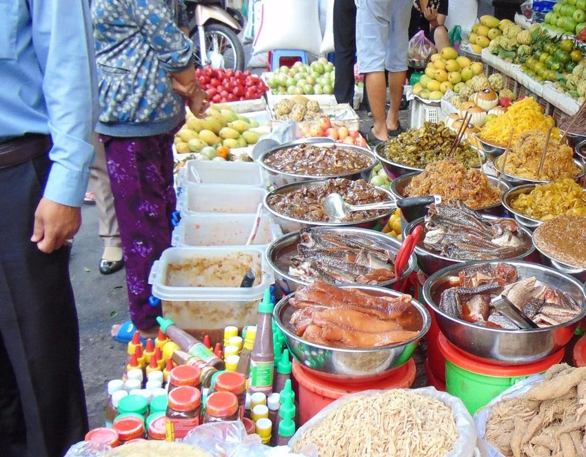 Hàng bán các loại mắm lóc, mắm sặc, mắm cá cơm.. cũng không một bóng ruồi. 