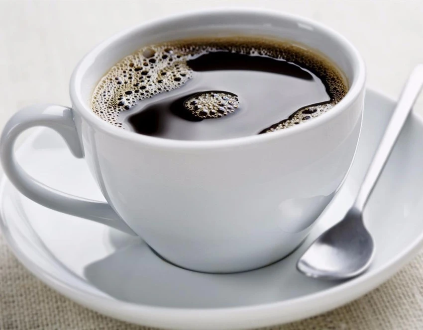 Khi bị ho, nếu uống nhiều thức uống có caffein sẽ khiến cổ họng bị khô dẫn đến ho nhiều hơn