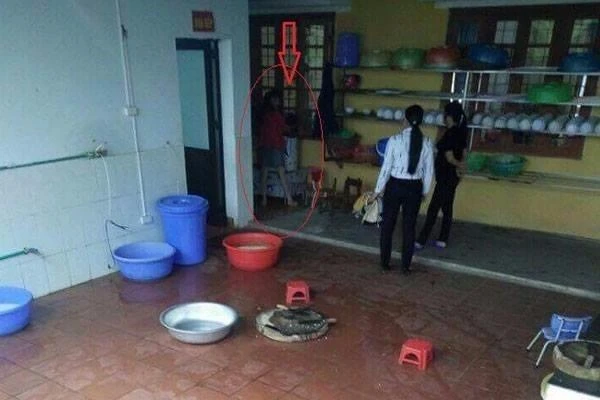 dốc đầu cháu H vào máy vặt lông gà