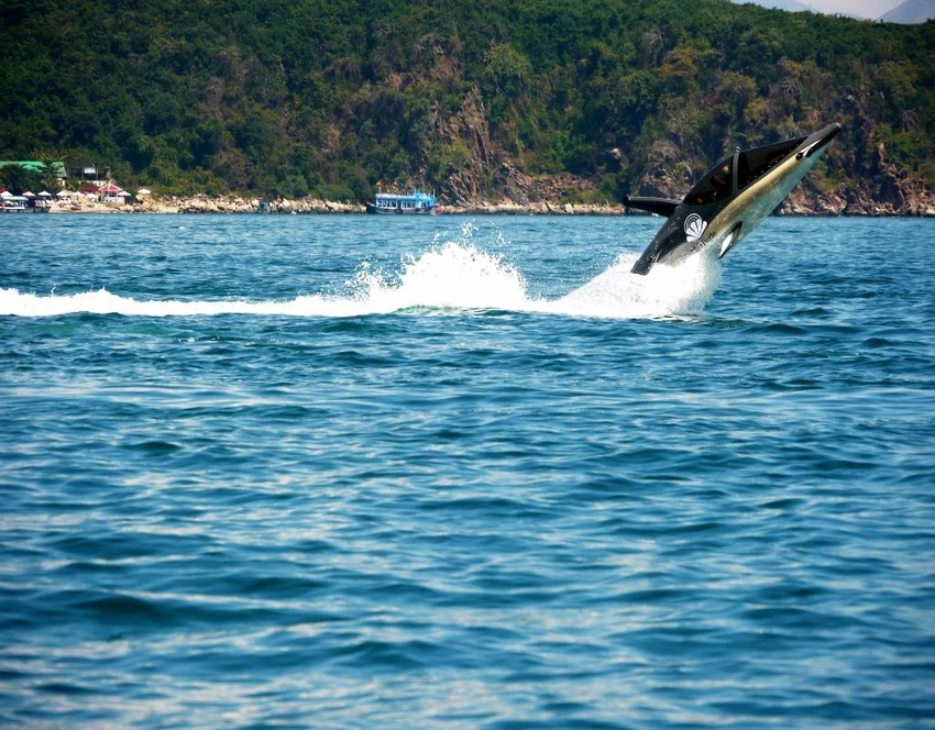 Từ 16-4, đến Nha Trang ‘cưỡi cá mập’ lướt sóng biển ảnh 1 Tàu Seabreacher tung mình trên biển.