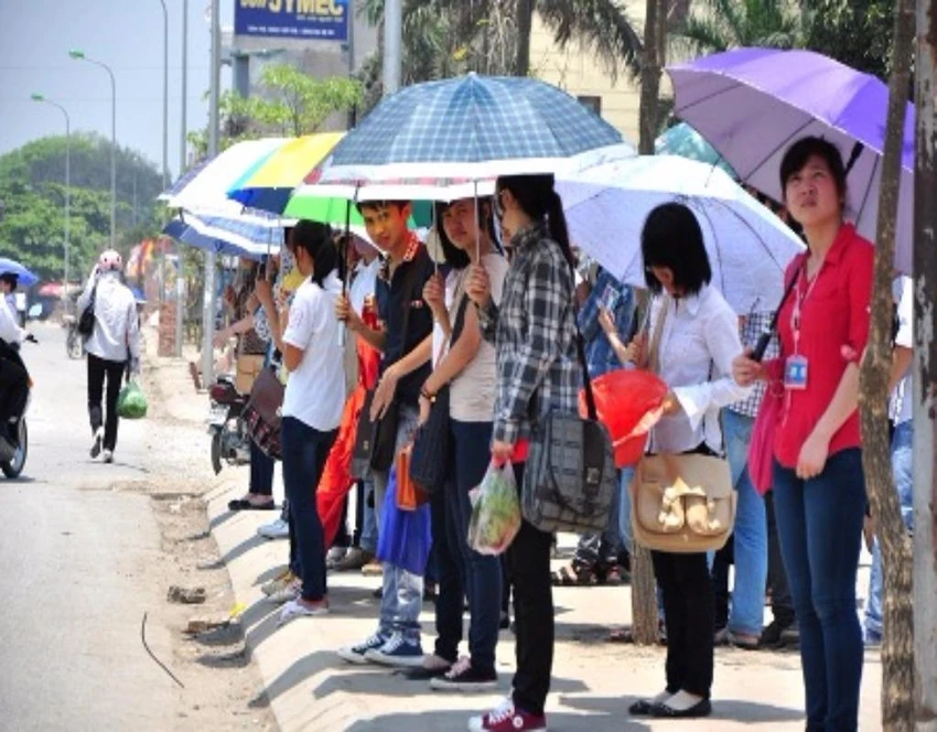 Trong thời tiết nắng nóng, đi ngoài trời cần che dù, đội mũ tránh nắng.