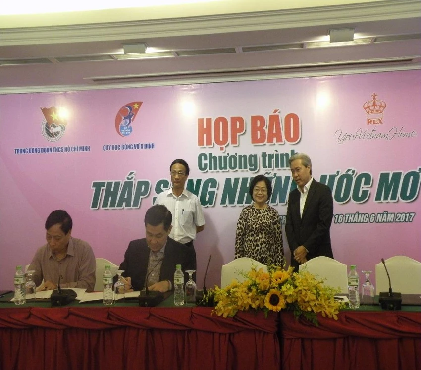 Lễ ký kết giữa các doanh nghiệp và đại diện Qũy học bổng Vừ A Dính