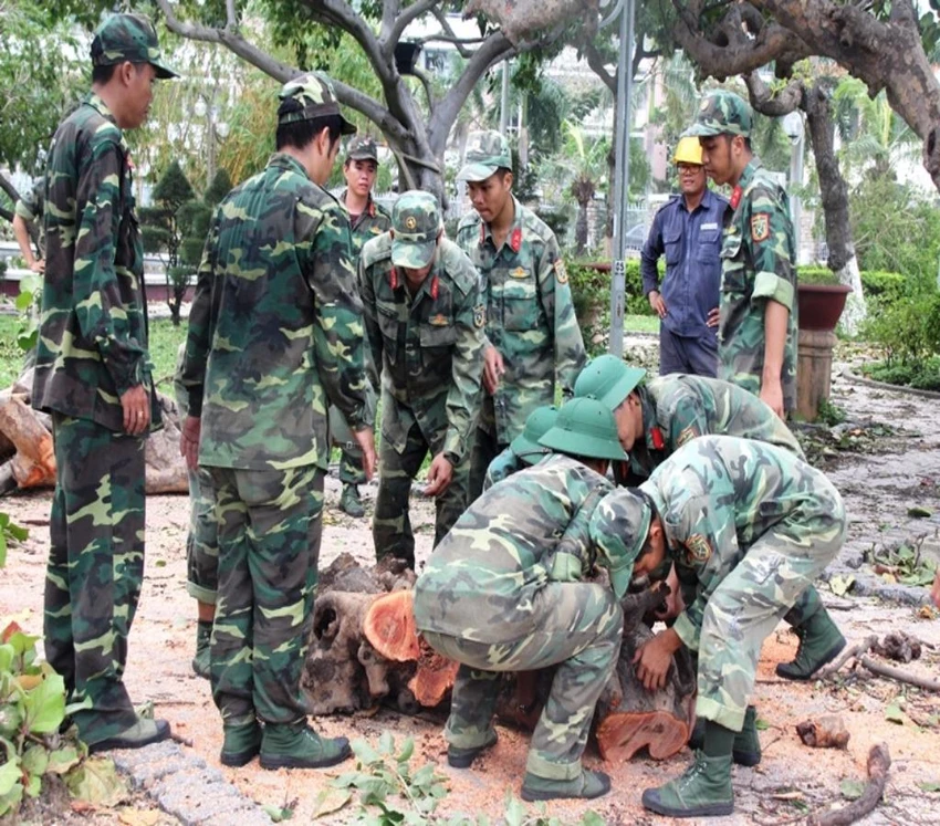 Hình ảnh đẹp:Bộ đội giúp dân Nha Trang thu dọn sau bão ảnh 3 khắc phục hậu quả mưa lũ