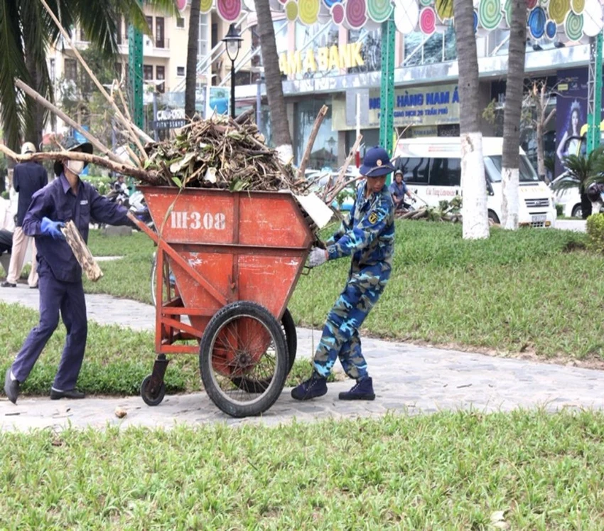 Hình ảnh đẹp:Bộ đội giúp dân Nha Trang thu dọn sau bão ảnh 4 dọn dẹp sau bão