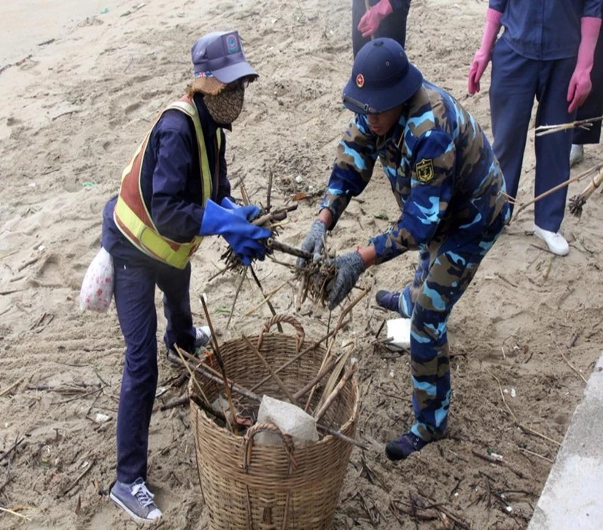 Hình ảnh đẹp:Bộ đội giúp dân Nha Trang thu dọn sau bão ảnh 6 thu dọn sau bão