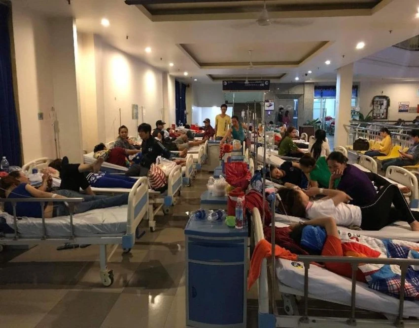 Gần 100 công nhân ói, ngất xỉu sau bữa ăn tối ảnh 1 Công nhân đang được cấp cứu tại BV Đa khoa Xuyên Á.