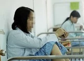 Nhiều bà mẹ mắc chứng nghiện xem camera nhà trẻ