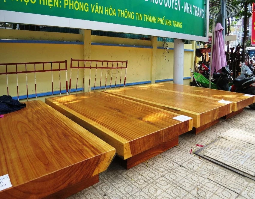 Tết năm nay ngoài các mặt hàng truyền thống còn xuất hiện thêm mặt hàng gỗ điêu khắc được làm từ gỗ gõ đỏ nhập từ Campuchia.