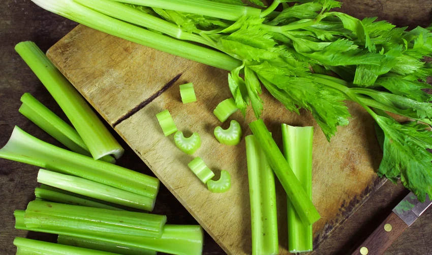 Uống nước ép cần tây có thể giúp giảm bớt sự khó chịu ở đường tiêu hóa. 