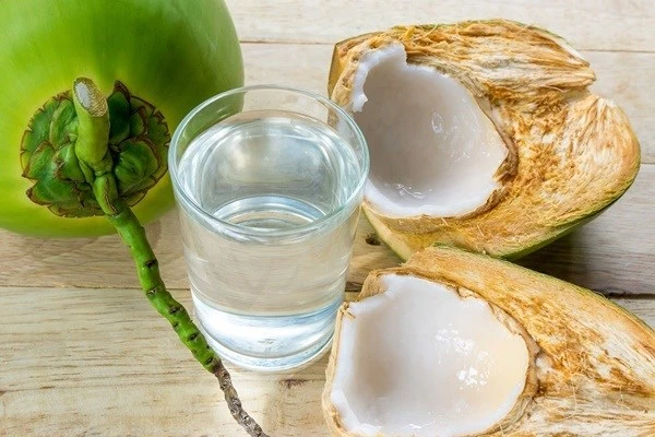 Nước dừa tươi chứa hàm lượng kali cao, giúp cơ thể mau hồi phục