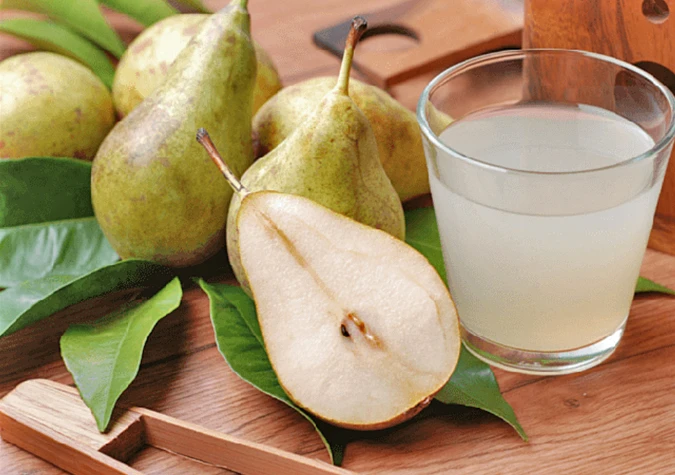 có thể ăn lê hoặc uống nước ép từ trái lê để đào thải độc tố cho gan.