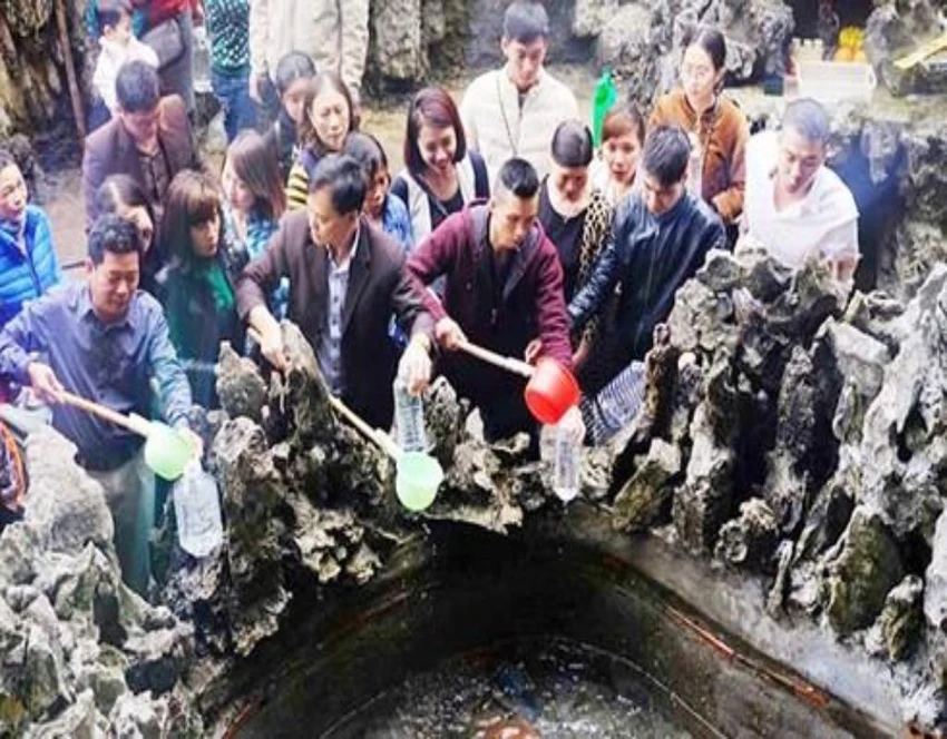 Người dân đến đền Cặp Tiên hành lễ và xin nước giếng Tiên để cầu may