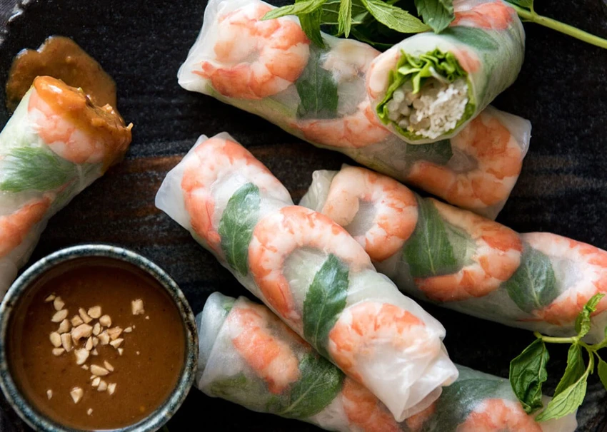 Gỏi cuốn – Việt Nam: Món gỏi cuốn gồm có thịt luộc, rau thơm, bún được gói trong bánh tráng.
