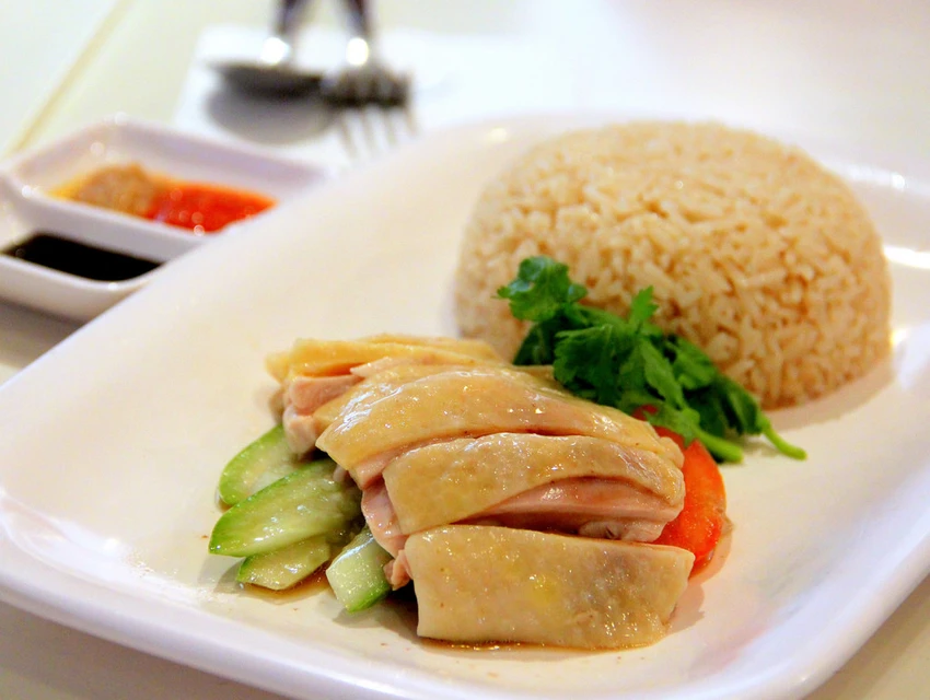 Cơm gà – Singapore: Được cho là món ăn truyền thống của Singapore, món ăn gồm có gà luộc bày trên cơm được chín tưới thêm dầu ăn, ăn kèm với dưa chuột
