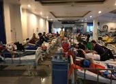 Gần 100 công nhân ói, ngất xỉu sau bữa ăn tối