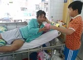 Bị ống pô xe máy đè vào chân 5 phút