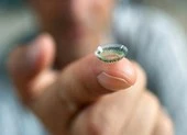 Bị liệt, mù vì ký sinh trùng ẩn trong kính áp tròng